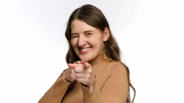 Retrato de una joven sonriente apuntándote con los dedos. Concepto de éxito, victoria y victoria — Foto de Stock