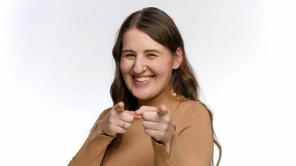 Retrato de estudio de mujer feliz sonriente apuntando en cámara con los dedos. Concepto de ganador, victoria y éxito — Foto de Stock