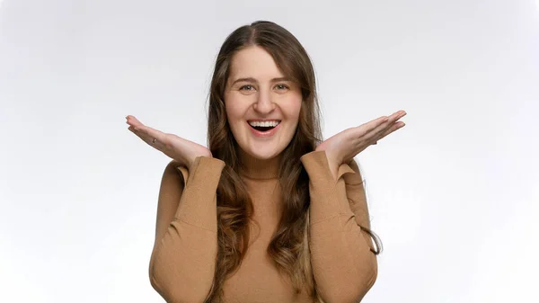 Retrato de mujer asombrada y conmocionada abriendo la boca y sonriendo. Emociones positivas y expresión de cara sorprendida — Foto de Stock