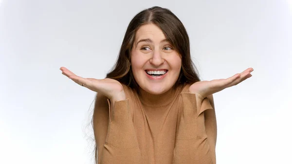 Portrét šťastně se usmívající ohromený žena na bílém pozadí studia — Stock fotografie