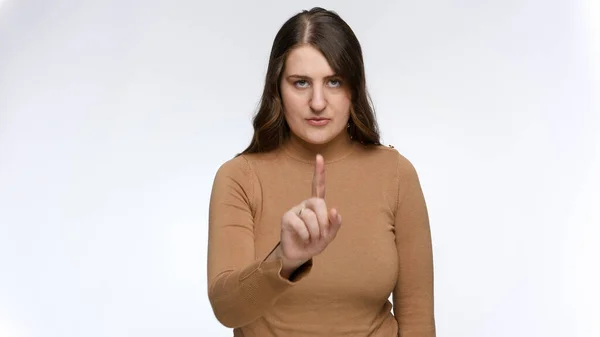 Porträtt av en seriös kvinna som skakar finger och säger NEJ. Begreppet förbud, förbud och tabu. — Stockfoto