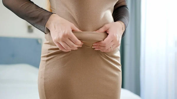 Närbild av feta kvinna i klänning håller fett veck på magen — Stockfoto