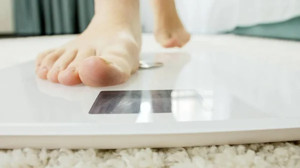 Pendekatan wanita bertelanjang kaki muda berjalan dan berdiri pada skala digital. Konsep diet, kehilangan berat badan dan gaya hidup sehat. — Stok Foto