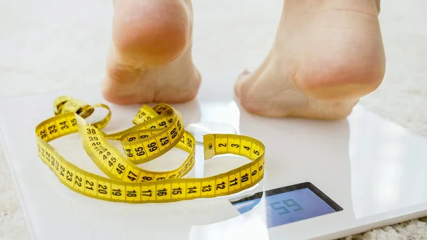 CLoseup dari wanita bertelanjang kaki ramping berjalan dari skala digital di kamar tidur. Konsep diet, kehilangan berat badan dan gaya hidup sehat. — Stok Foto