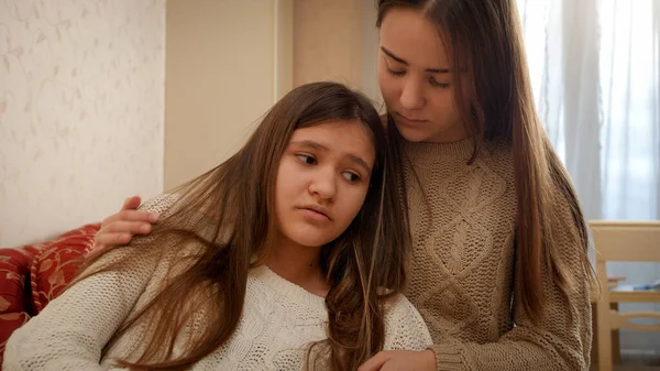 Adolescente menina consolando e acariciando sua namorada chateada falando sobre problemas nos relacionamentos. Amigos apoio e depressão adolescente — Fotografia de Stock