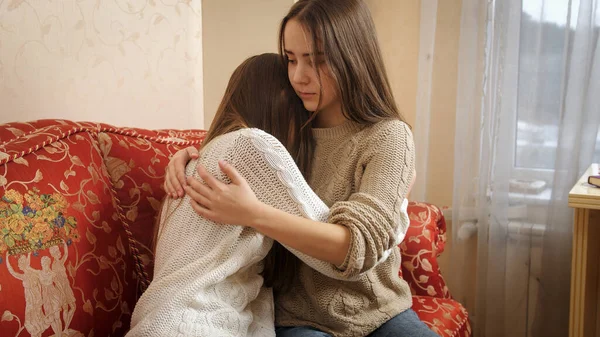 Overstuur meisje praten en huilen bij haar vriend over problemen in relaties. Vrienden ondersteuning en tiener depressie. — Stockfoto