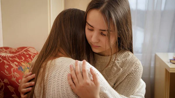 Niña adolescente molesta llorando al hombro de sus amigos. Amigos apoyo y depresión adolescente —  Fotos de Stock