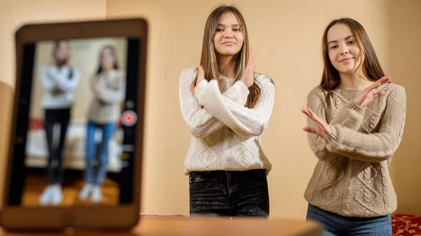 Két fiatal tinédzser blogger videóra veszi a táncukat az interneten. Modern kommunikáció, közösségi média és modulok — Stock Fotó
