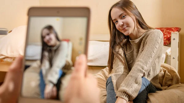 Udělat fotografie na smartphone krásné usmívající se dospívající dívky v domě. Moderní komunikace, sociální média a přístroje — Stock fotografie