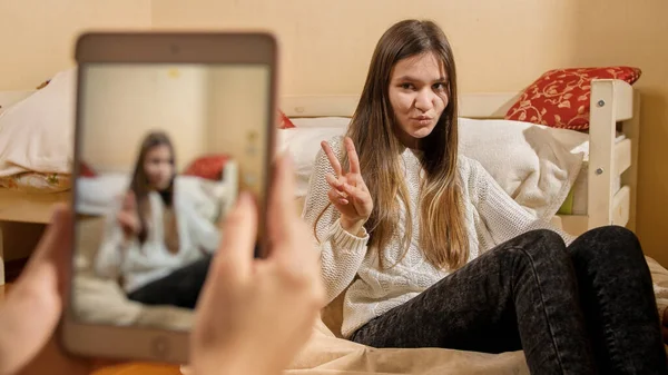 Roztomilé dospívající dívka pózuje pro image pro sociální média na smartphonu — Stock fotografie