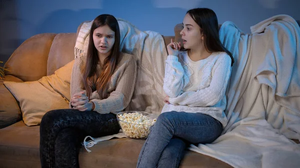 Dos chicas viendo películas en la televisión y hablando por la noche —  Fotos de Stock