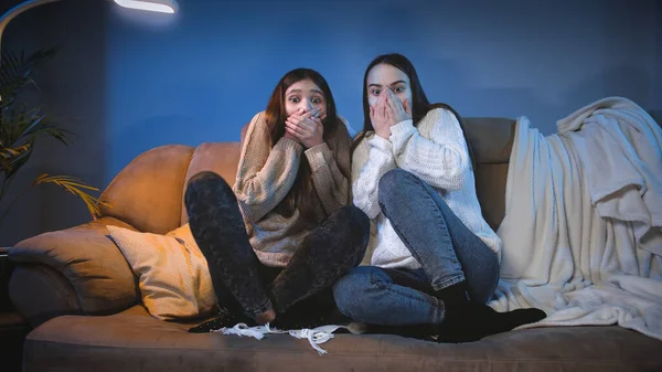 Dos chicas se asustaron mientras veían películas de terror en la televisión por la noche —  Fotos de Stock