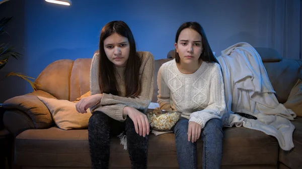 Duas adolescentes ficando chateadas e irritadas após a equipe perder jogo esportivo na TV à noite — Fotografia de Stock