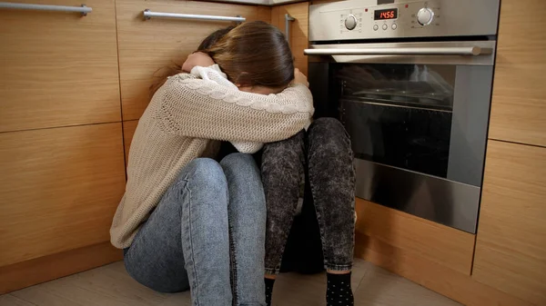 Point de vue de la personne en colère se déplaçant vers deux filles effrayées pleurer sur le sol et étreindre. Concept de violence familiale et d'agression familiale. — Photo