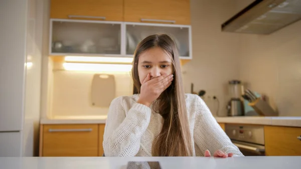 Teenagermädchen war schockiert und gestresst, nachdem sie negative Nachrichten oder Beschimpfungen in den sozialen Medien erhalten hatte. — Stockfoto