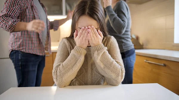 Tonårstjej gråter och blir upprörd på grund av eller familjekonflikt. Familjevåld, konflikter och relationsproblem — Stockfoto