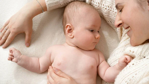 Portrait of little baby boy lying with mother on soft blanket in bed. Concept of parenting ,baby hygiene and child care — Stock Photo, Image