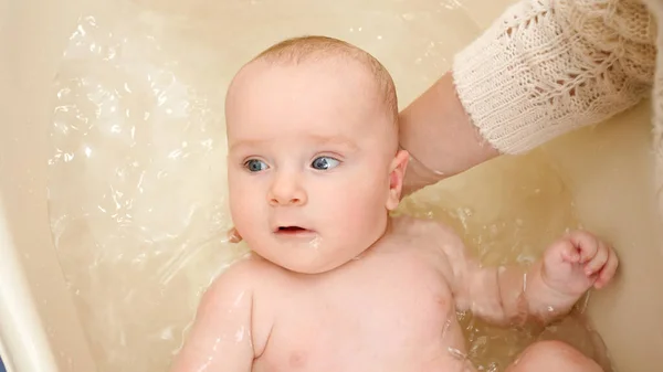 Porträt eines entzückenden Jungen, der sich in der Badewanne wäscht — Stockfoto