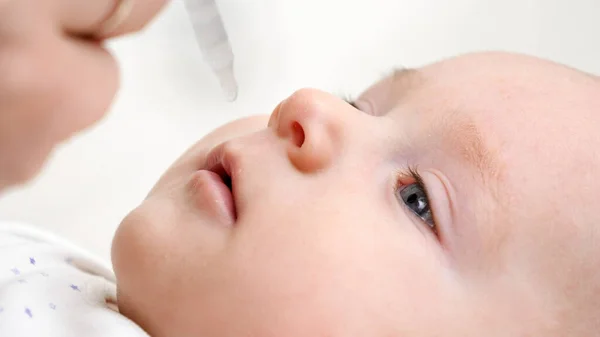Δίνοντας εμβόλιο ή βιταμίνες στο μωρό από σταγονόμετρο. Έννοια της υγείας των νεογέννητων βρεφών και εμβολιασμός — Φωτογραφία Αρχείου