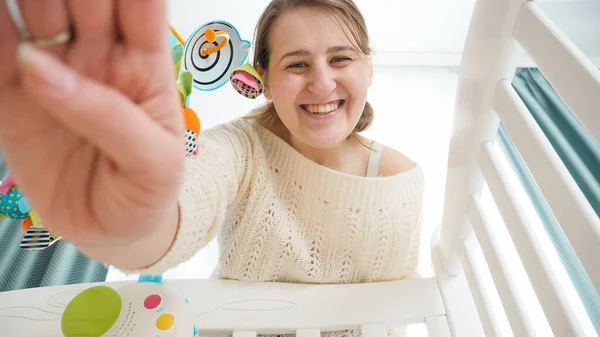 Feliz sorrindo mãe reconfortante e acariciando seu bebê deitado na cama. Perspectiva POV — Fotografia de Stock