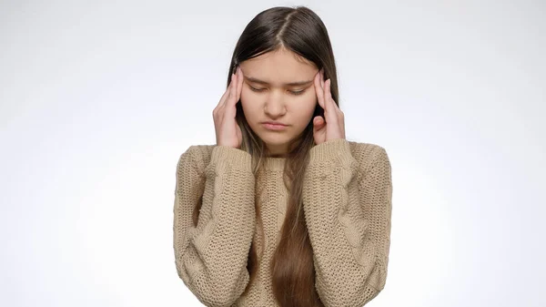 Frustrované dospívající dívka trpí bolestí hlavy a tření hlavy — Stock fotografie