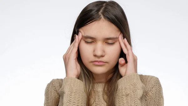 Retrato de cerca de una joven frotando la cabeza por dolor de cabeza —  Fotos de Stock