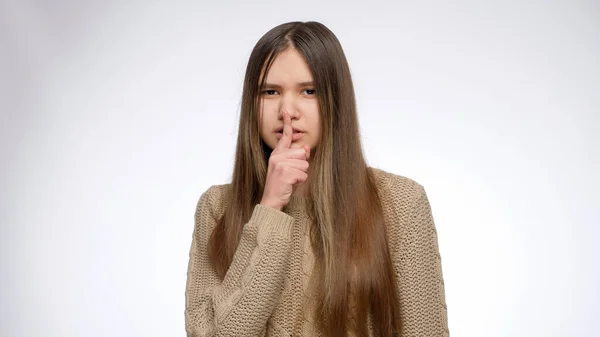입술을 손가락으로 잡고 있는 소녀의 스튜디오 사진. 침묵 혹은 비밀의 표시 — 스톡 사진
