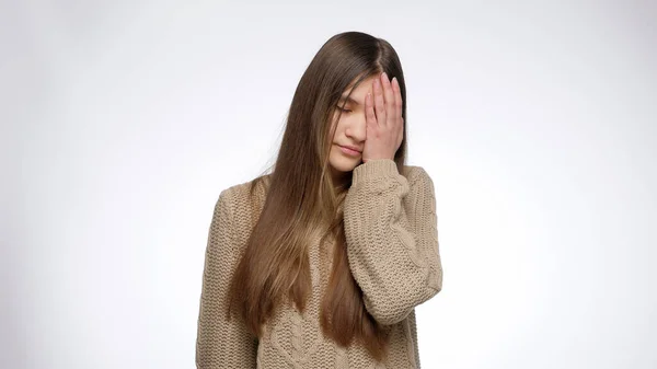 Porträtt av missnöjd flicka gör facepalm gest. Begreppet misstag och negativa känslor — Stockfoto