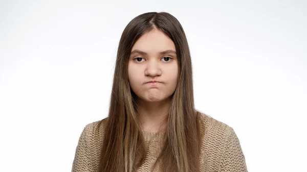 Retrato de chica enojada y nerviosa calmándose y respirando profundamente — Foto de Stock