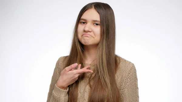 Chica confiada haciendo gesto y mostrando que está orgullosa de sí misma. — Foto de Stock