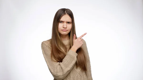 Du är självsäker tjej som pekar med pekfingret på sidan — Stockfoto