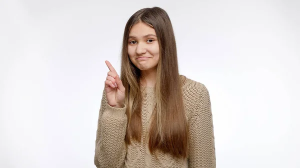 Porträtt av leende flicka skakar pekfinger och gör inga tecken — Stockfoto