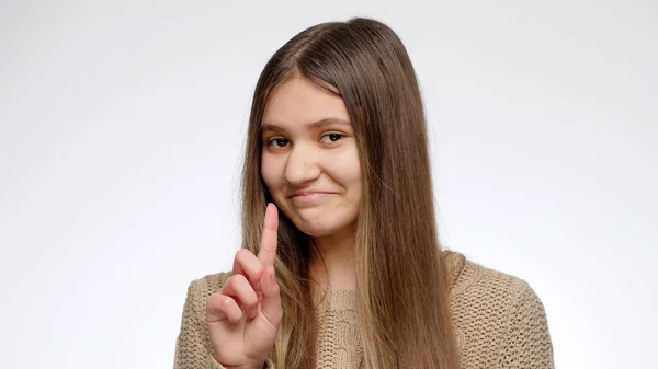 Portret uśmiechniętej nastolatki potrząsającej głową i nie pokazującej gestu palcem wskazującym. — Zdjęcie stockowe