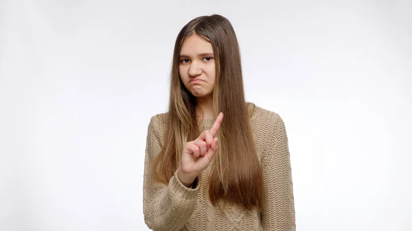 Porträt eines ernsten Mädchens, das die Hand schüttelt und keine oder leugnende Geste mit der Hand zeigt — Stockfoto
