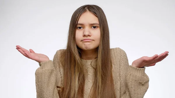 Porträtt av tveksam flicka visar förvirring gest med händerna. — Stockfoto