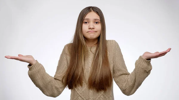 Porträt eines verwirrten oder verwirrten Mädchens, das die Hände ausstreckt — Stockfoto