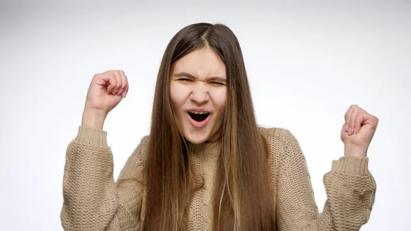 Lyckad lycklig flicka ler och jublar efter framgång eller seger — Stockfoto