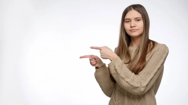 Юная девушка трахается в короткой юбке