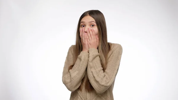 Fantastisk eller chockad flicka öppnar mal och stänger den med händerna — Stockfoto