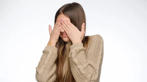 Niña sintiéndose asustada o disgustada cerrando los ojos y estrechando la mano. — Foto de Stock