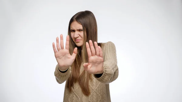 Walgelijk meisje zag iets onplezierigs ogen sluiten en het maken van ontkenning of weigering gebaar — Stockfoto