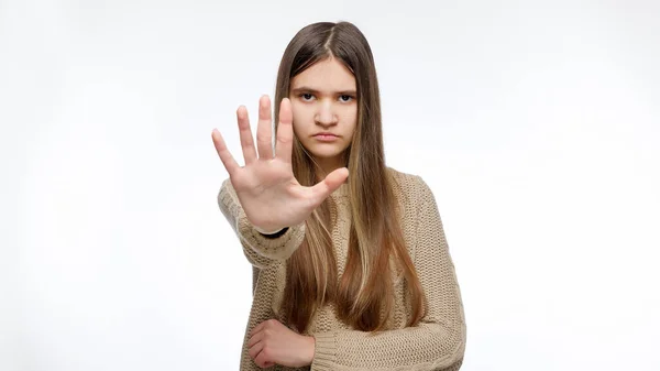 Retrato de menina séria mostrando parar ou nenhum gesto com a mão sobre fundo estúdio branco — Fotografia de Stock