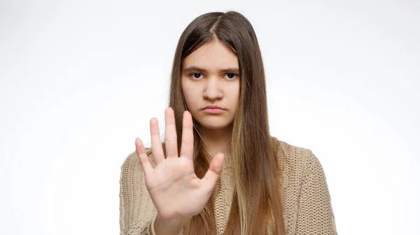 Detente o no hay señal. Muchacha mostrando rechazar o negar gesto con la mano sobre fondo blanco estudio —  Fotos de Stock