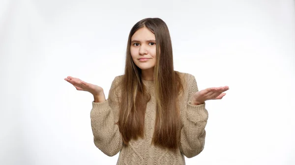 Chica sorprendida o confundida mostrando gesto wtf sobre fondo de estudio blanco — Foto de Stock