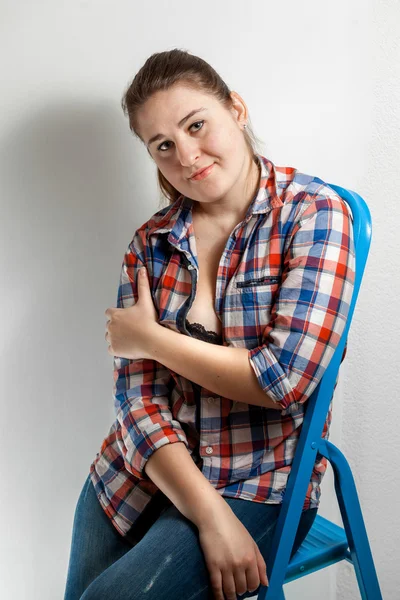 Mujer con camisa sentada sobre una escalera de metal —  Fotos de Stock