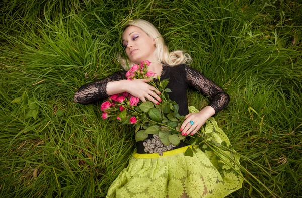 睡在外地的玫瑰的女人的画像 — 图库照片