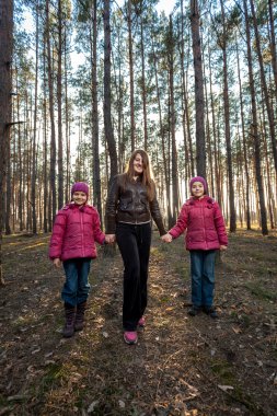 güzel anne kızı orman yürüyüş