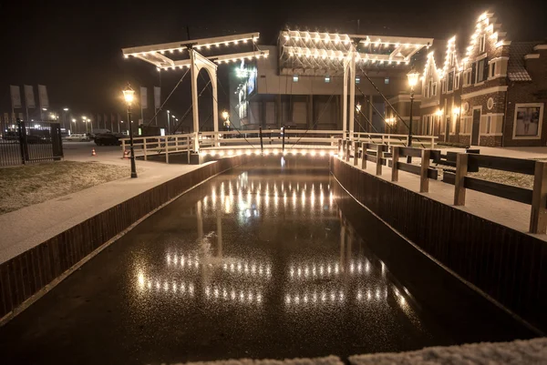 Felvonóhíd tükröző vízben téli éjjel — Stock Fotó