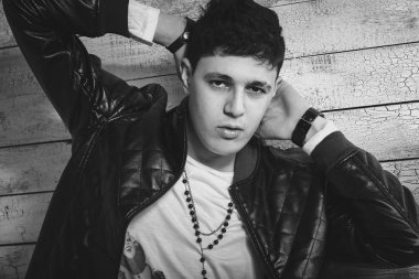 siyah beyaz portre seksi adamın başının arkasında elele