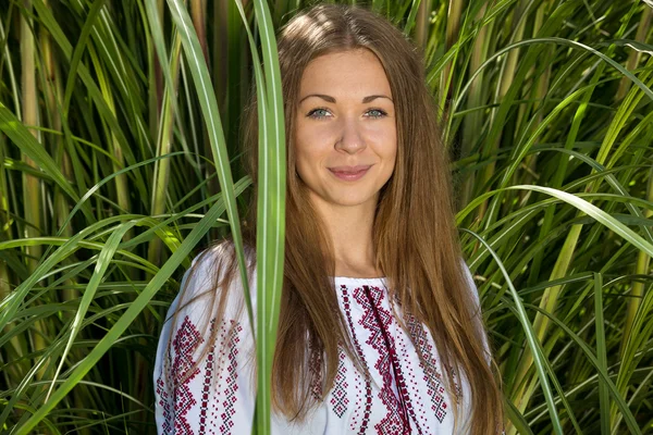 Chica ucraniana sonriente en el campo con hierba alta — Foto de Stock